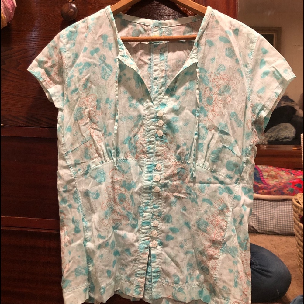 Mountain hardware women’s summer lightweight shirt.